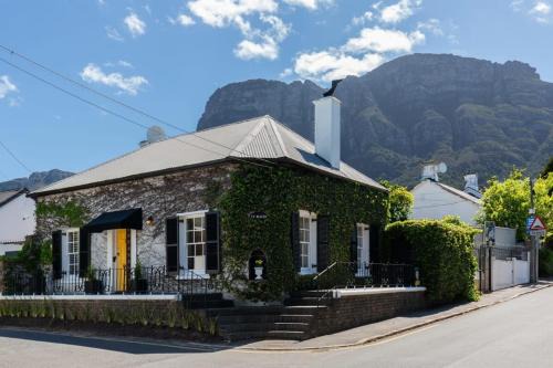 Newlands House | Ty-Bach Cotttage leafy Newlands Village