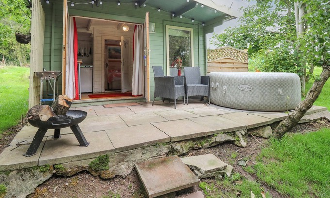 Talybont-on-Usk Cottage | TY BACH TWT, pet friendly, with hot tub in Tal-Y-Bont-On-Usk