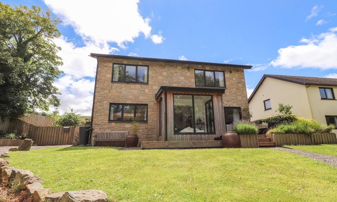 Newport Cottage | TY CERRIG, pet friendly, with a garden in Newport, Pembrokeshire