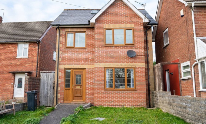 Llanishen House | Tŷ Coch by Tŷ SA in Wales - Free Parking