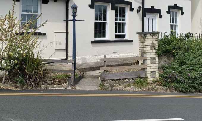 Goodwick House | Ty Glyndwr cottage is well presented property in Goodwick Pembrokeshire.