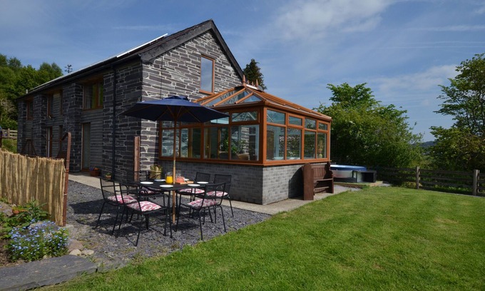 Bangor House | Ty Gwair - Three Bedroom House, Sleeps 7