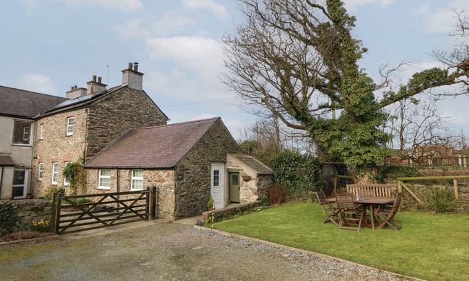 Rhydwyn Cottage | TY GWENYN, pet friendly, with open fire in Rhydwyn