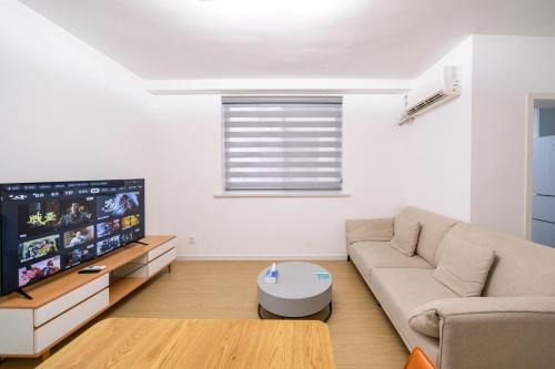 Xujiahui Apartment | Tyms Xujiahui Premium 3BR 2BA APT