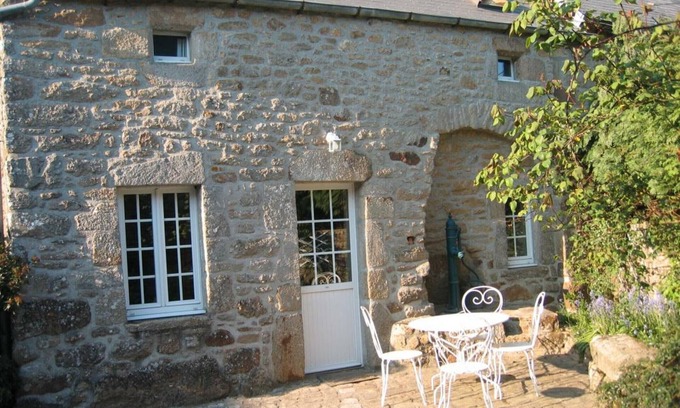 Theville Cottage | Typical house with fireplace in Théville