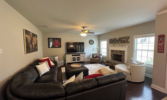 Athens House | UGAvsBAMA, Perfect Gameday DAWG HOUSE! Sleeps 10+ Comfortably