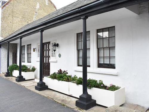 Littlehampton House | Ukc4174 The Cottage By The Sea