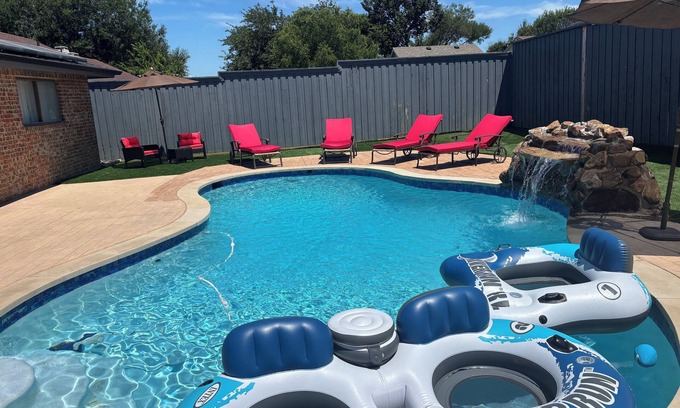South Arlington House | Ultimate Game Day Stay, 3BR House +Pool Near AT&T Stadium but far from the noise