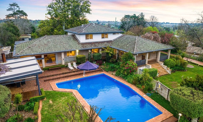 Calare House | Ultimate Orange | 17 ppl | Central | Perfect for multiple families | Pool!