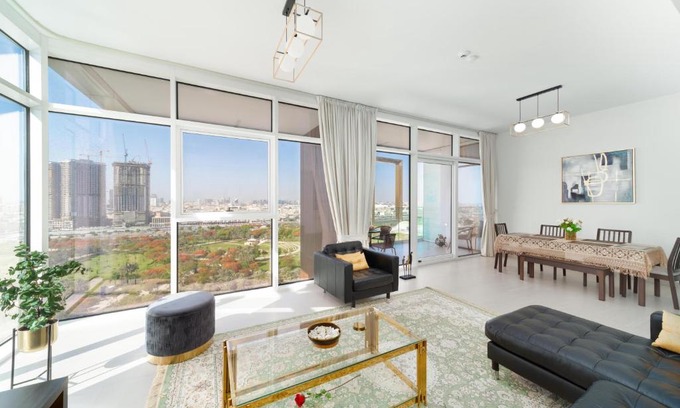 Bur Dubai Apartment | Ultimate Stay - 3 Beds - Scenic Panoramic Views - Right at Metro Station - 5-10min to Sea, Burj Khalifa, Old Town, Downtown - 15min from Airport
