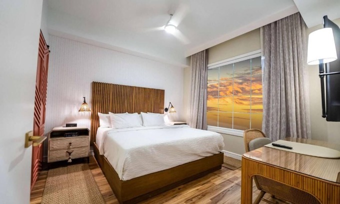 Bay Lake Hotel | Ultimate Theme Park Haven: Swimming Pool, Free Shuttle & Breakfast, Pets Allowed