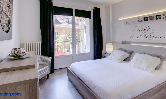 Annecy Old Town Apartment | Un Appart En Ville O Fil de l'O