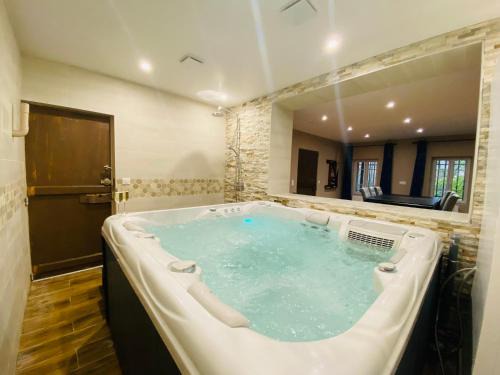 Quartier Grieu-Vallon Suisse-Saint-Hilaire Apartment | Un moment hors du temps - Jacuzzi - Sauna - Billard -Baby-Foot- Parking - 167