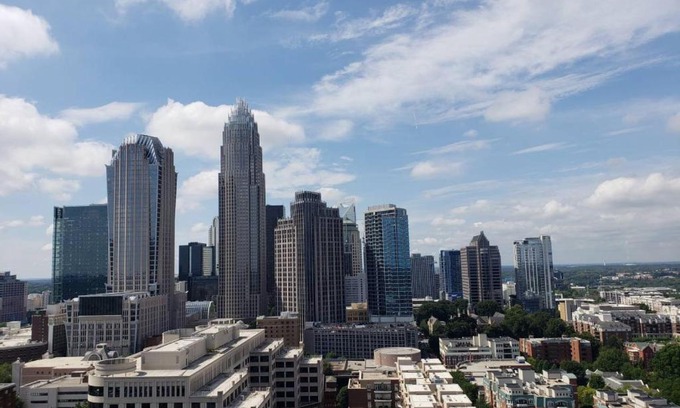 Charlotte Center City Apartment | UNBELIEVABLE CITY VIEWS IN UPTOWN HIGH-RISE STUDIO