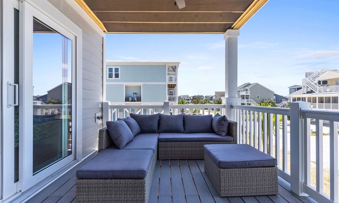 Sunset Beach House | "Undoer of Knots" Private Pool, New Golf Cart! Elevator, Screened Porch, Charging Station!