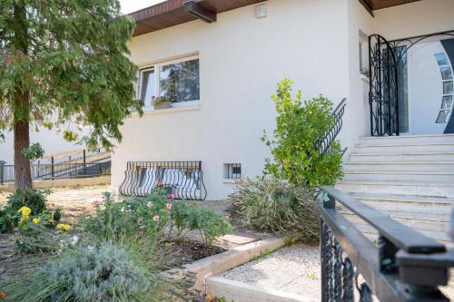 Cheminot Apartment | Une HALTE Quelque PART