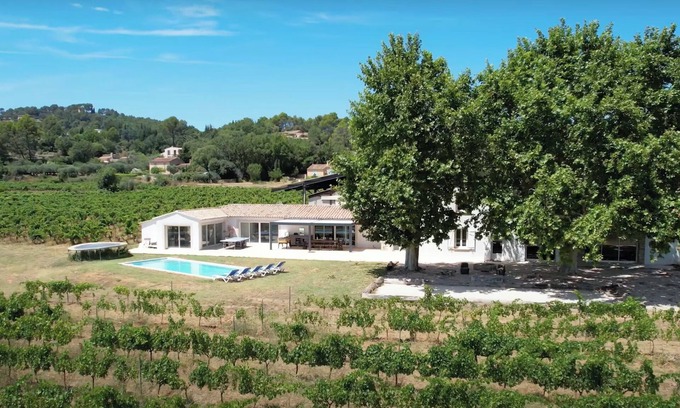 Cotignac House | Une Nuit au Cœur D'un Vignoble Provençal + Piscine