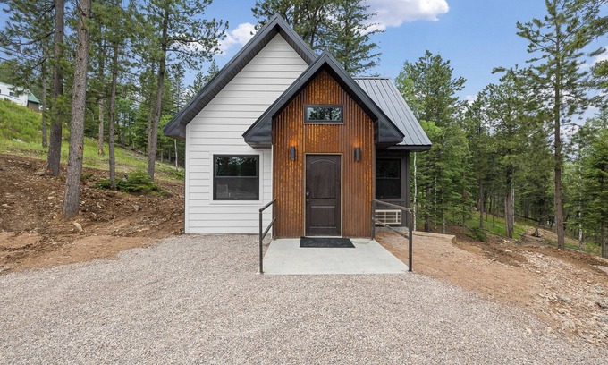 Deadwood Cabin | Unique and Cozy New Cabin 2 Miles to Deadwood, 1/4 Mile off Hwy!