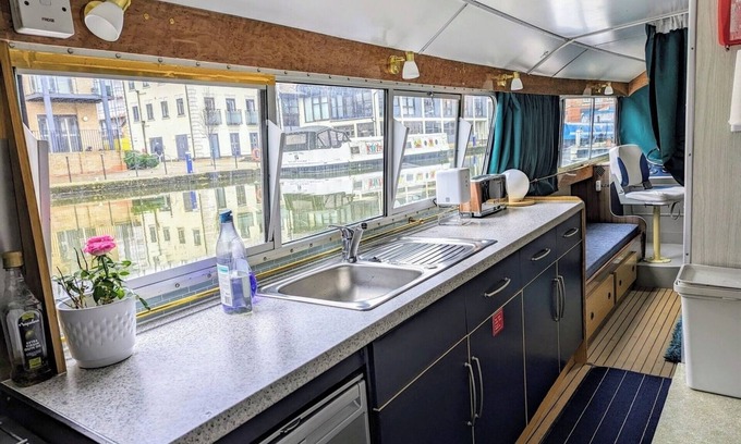 Chelmsford Boat Rental | Unique Boat in Chelmsford City