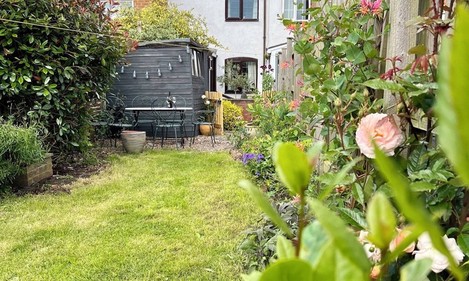 Edwinstowe Cottage | Unique Cosy Cottage In Sherwood Forest