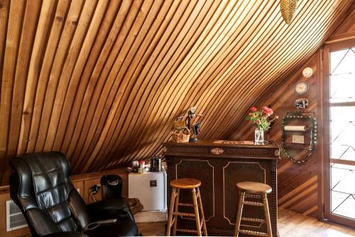 Morongo Valley House | Unique Desert Experience for a Romantic Getaway Ideal for Exotic Animal Lovers in Morongo Valley, California.