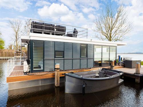 Offingawier Boat Rental | Unique Houseboat on and around the Sneekermeer