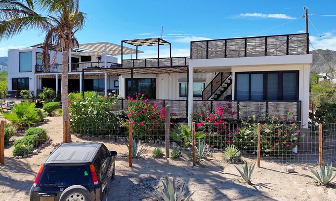 El Sargento House | Unique modern repurposed shipping container home. 250mb+ WiFi with Starlink backup. Lounge in a hammock or day bed on one deck or teak furniture w/firepit on the other. Store gear in a large secure guest locker. Free use of SUPs and beach toys.