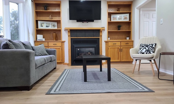 Whitby House | Unique Spacious House Close to 401/Downtown