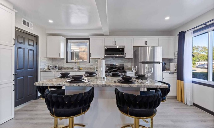 Drayton Plains House | Unique /Stylish W/HotTub 3-bedroom in Oak Park with AC, WiFi