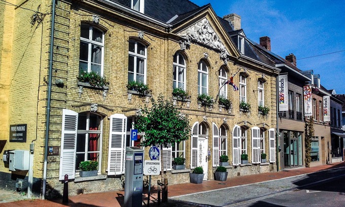 Poperinge House | Unique vacation home (26 pers) with multipurpose room and garden