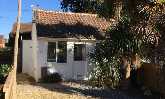 South Hayling Cottage | Uniquely designed space in a-quiet setting moments from beech.