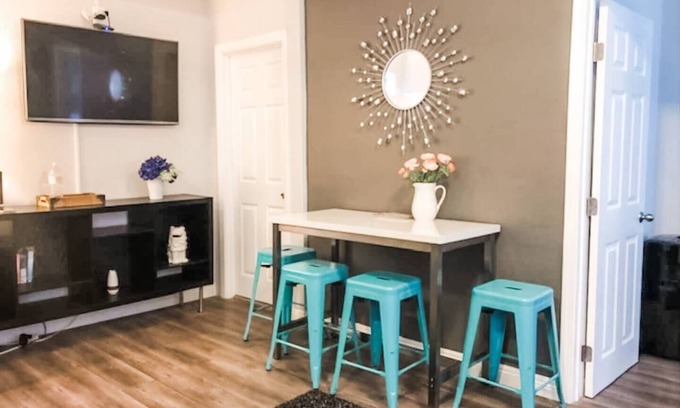 Pacific Terrace Hotel | UNIT #2 2-bedroom/1-bath 400 sq. ft suite with Parking & 4 Beds including a full kitchen