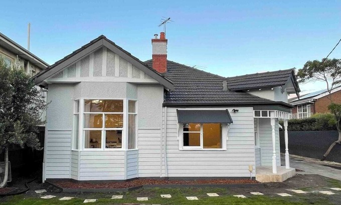 Brighton House | Unit 2 250m to Famous Beach Boxes