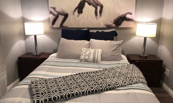 Pacific Terrace Hotel | UNIT #4 Studio/1-bath 300 sq. ft suite with Parking & 2 Beds including a kitchenette