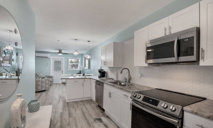 Grove City Apartment | Unit B.CLEAN,Great Location,Dockage Available,HEATED Pool,HUGE Back yard