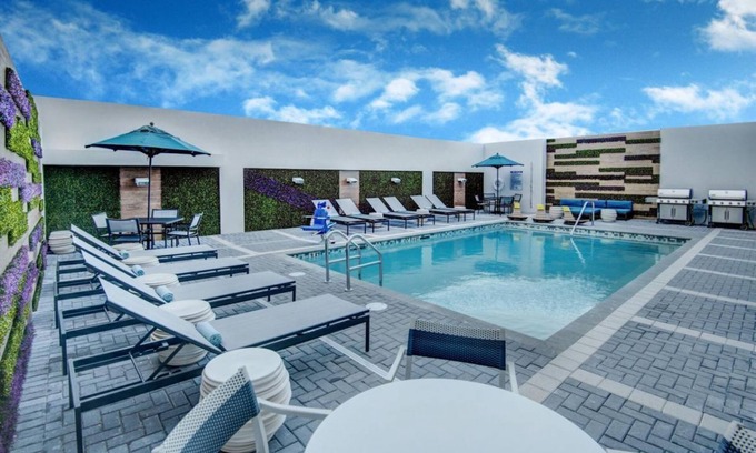 Flagami Hotel | Unit with Kitchenette! With Free Breakfast, Outdoor Pool, Onsite Parking!