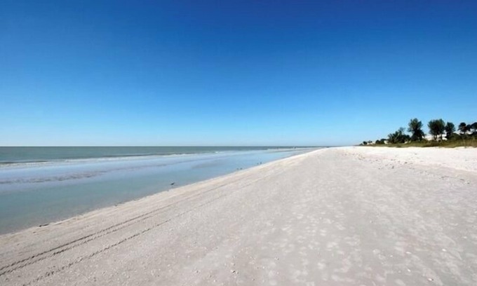 Sanibel Condo | Unmatched Beach View Elegance – Ground-Floor Condo Just Steps from the Sand