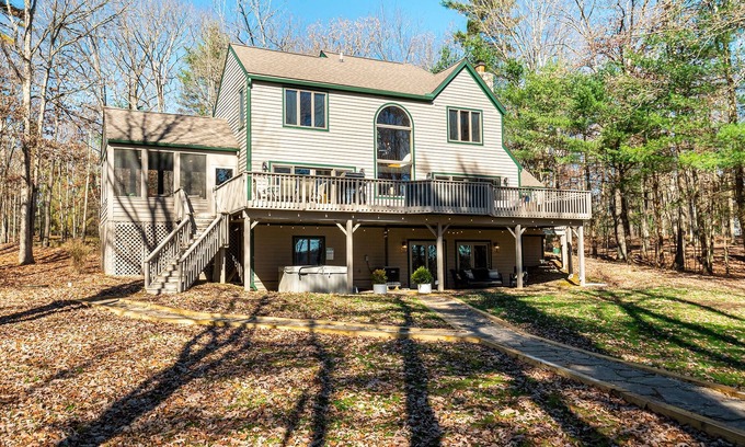 Blakeslee House | Unsalted Memories | Lakefront Cottage, Hot Tub!