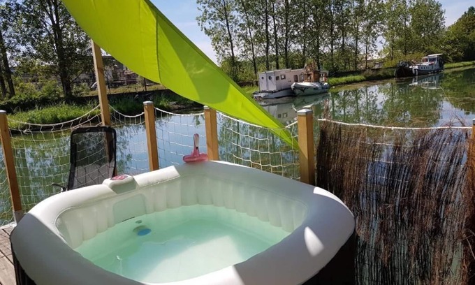 Saint-Jean-de-Losne House | Unusual floating cottage with private Jacuzzi