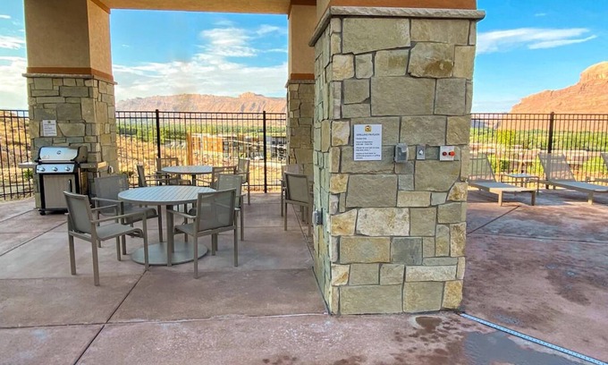 Moab House | Unwind in Moab's Embrace – Comfortable Room with Kitchen and Pet-Friendly