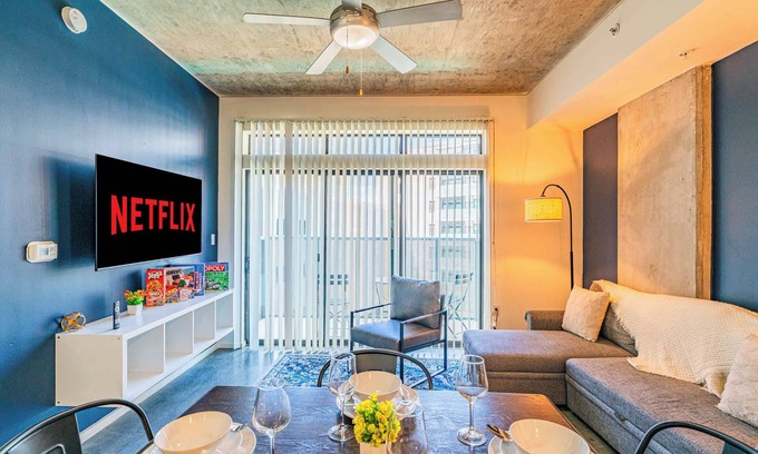 Evans Churchill Apartment | Unwind near PHX DT | Gym,Balcony,Pool,Parking,W/D