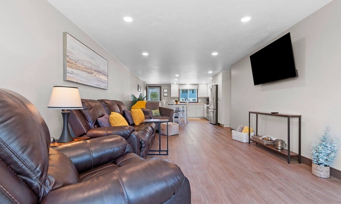 Ashwaubenon House | Updated 3 bed 2 bath home. Only 4 min walk to stadium!