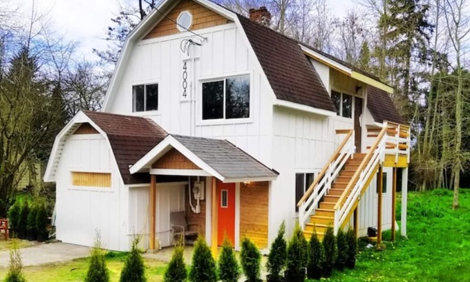 Tukwila Apartment | Updated farm style Apt. w/loft minutes from Airport and Seattle