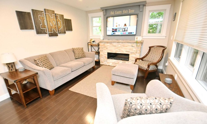 Harters Heights House | Updated home blocks from ND w/3 full baths (1015)