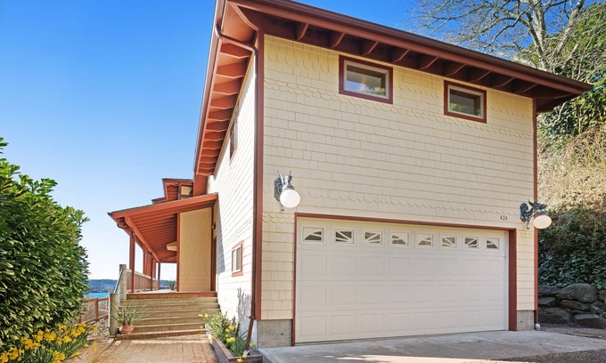 Newport House | Updated home with a sauna & the best view in town - walk to the bayfront