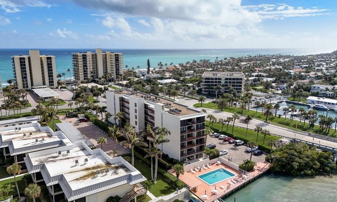 Tequesta Condo | Updated Jupiter Island Condo! Calling Beach Lovers! Beaches Surround this Gem.
