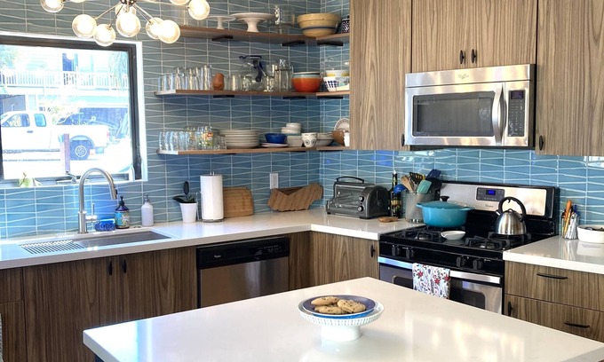 Carlsbad House | Updated Mid-Century beach house -10 minute walk to the beach