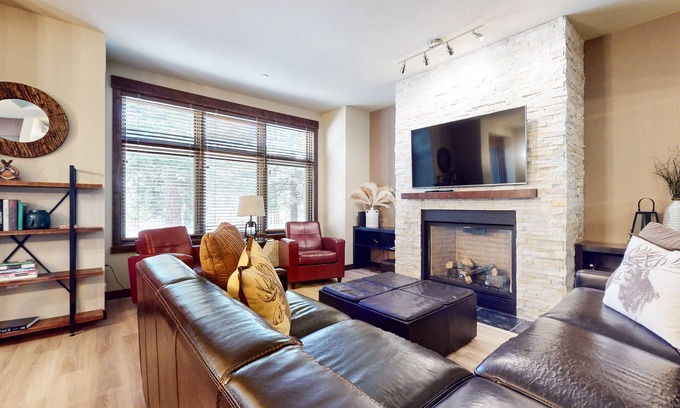 Mammoth Lakes Condo | Updated & Modern, on Sierra Star Golf Course. Washer/Dryer, Quiet Location