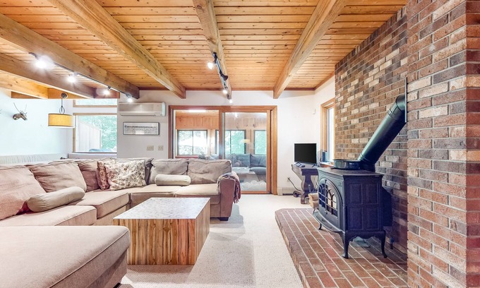 Intervale House | Updated townhouse near Story Land w/central AC, pool, game room, & free WiFi