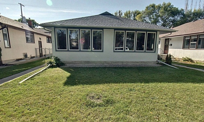 Tuxedo House | Upper 3 bdrm bungalow house close airport & everywhere Eat/Shop/Bus/Park/Library